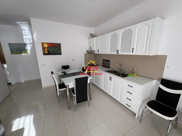 Vlore, jepet me qera apartament 1+1+Ballkon Kati 8, 70 m² 350 € (Lungomare)