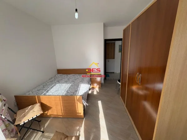 Vlore, jepet me qera apartament 1+1+Ballkon Kati 8, 70 m² 350 € (Lungomare)