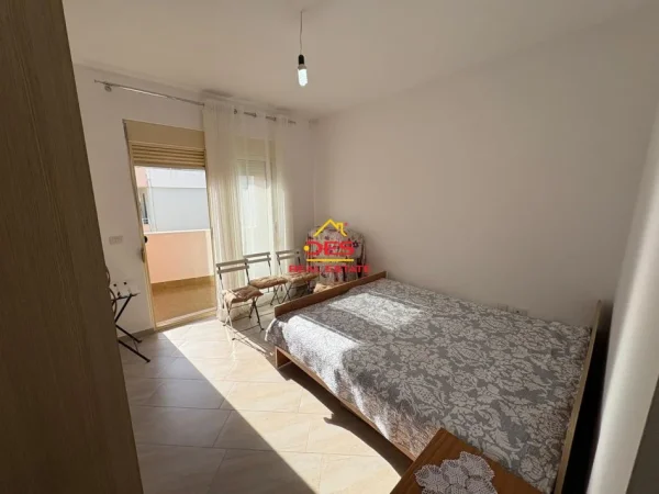 Vlore, jepet me qera apartament 1+1+Ballkon Kati 8, 70 m² 350 € (Lungomare)