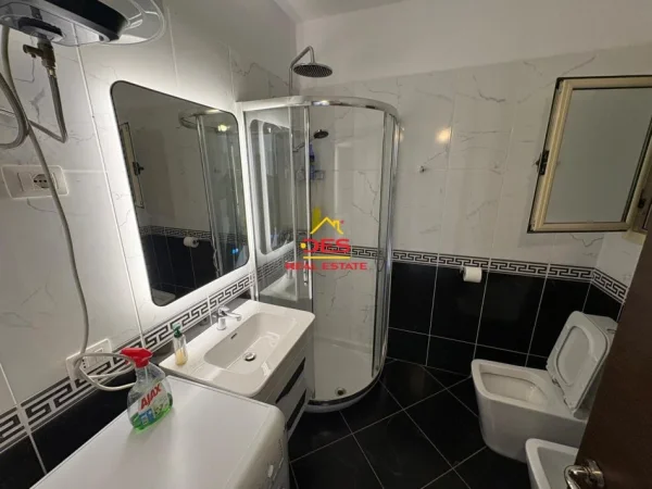 Vlore, jepet me qera apartament 1+1+Ballkon Kati 8, 70 m² 350 € (Lungomare)