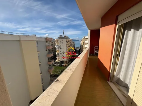 Vlore, jepet me qera apartament 1+1+Ballkon Kati 8, 70 m² 350 € (Lungomare)