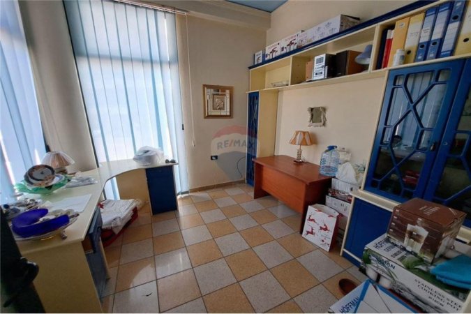 Vlore, jepet me qera ambjent biznesi Kati 2, 249 m² 1.000 € (Pranë Gjimnazit Ali Demi)