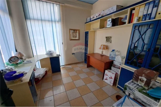 Vlore, jepet me qera ambjent biznesi Kati 2, 249 m² 1.200 € per kate (Pranë Gjimnazit Ali Demi)