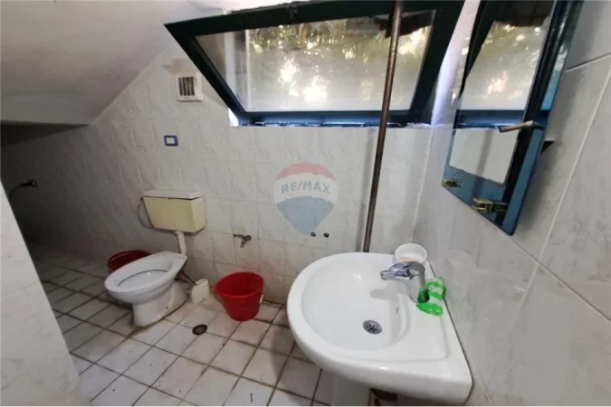 Vlore, jepet me qera ambjent biznesi Kati 2, 249 m² 1.200 € per kate (Pranë Gjimnazit Ali Demi)