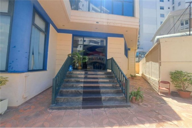 Vlore, jepet me qera ambjent biznesi Kati 2, 249 m² 1.000 € (Pranë Gjimnazit Ali Demi)