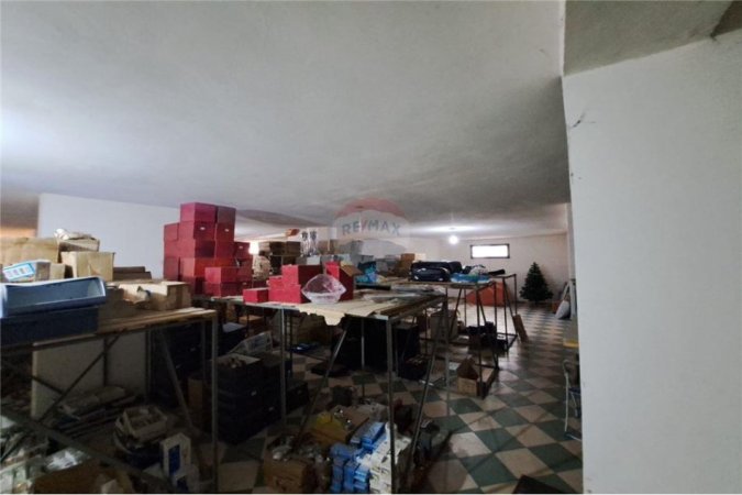Vlore, jepet me qera ambjent biznesi Kati 2, 249 m² 1.000 € (Pranë Gjimnazit Ali Demi)