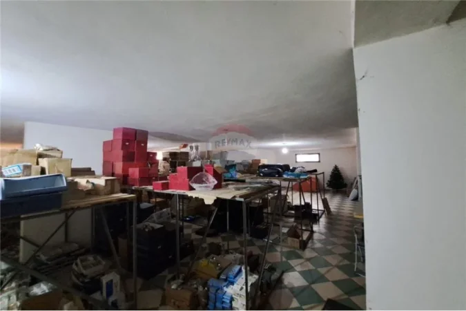 Vlore, jepet me qera ambjent biznesi Kati 2, 249 m² 1.200 € per kate (Pranë Gjimnazit Ali Demi)