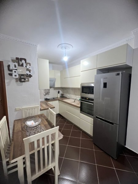 Tirane, jepet me qera apartament 1+1 Kati 3, 350 € 