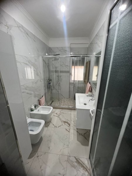 Tirane, jepet me qera apartament 1+1 Kati 3, 350 € 