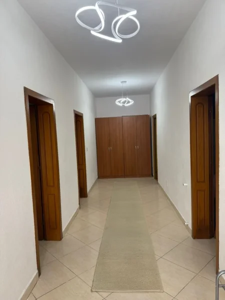 Tirane, jepet me qera apartament 2+1 Kati 2, 120 m² 450 € (rruga elbasanit)
