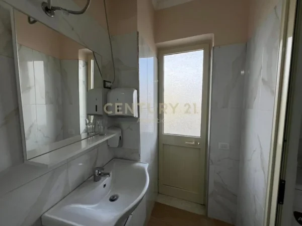 Durres, jepet me qera apartament 1+1+Ballkon Kati 2, 89 m² 300 € (Plazh, Iliria)