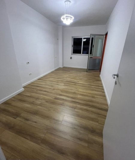 Tirane, shitet apartament 2+1+Ballkon Kati 2, 77 m² 120.000 € (Astir, prane bar Famed)