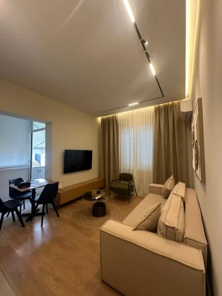 Tirane, jepet me qera apartament 1+1 Kati 4, 65 m² 700 € (RRUGA E BARRIKADAVE)