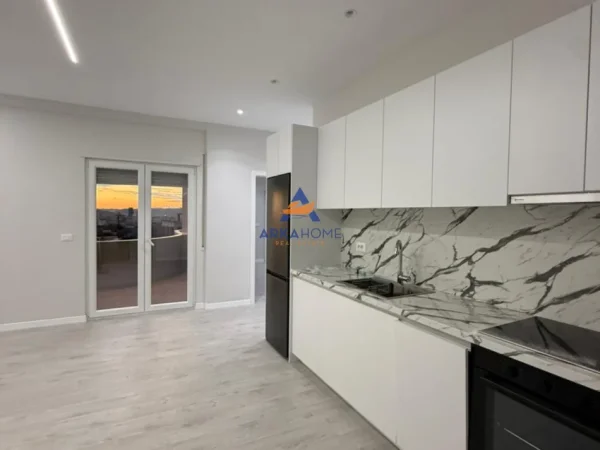 Tirane, jepet me qera apartament 1+1+Ballkon Kati 4, 238 m² 6.000 € 