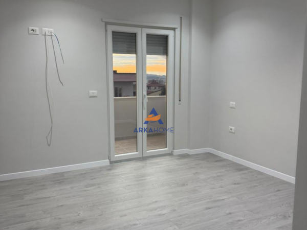 Tirane, jepet me qera apartament 1+1+Ballkon Kati 4, 238 m² 6.000 € 