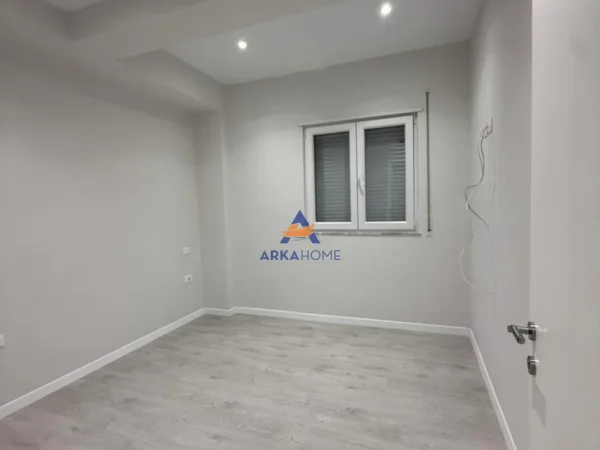 Tirane, jepet me qera apartament 1+1+Ballkon Kati 4, 238 m² 6.000 € 