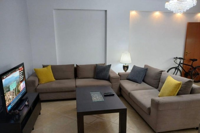 Tirane, jepet me qera apartament 2+1 Kati 2, 87 m² 520 € (fresku)