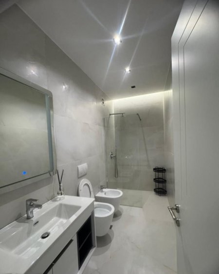 Tirane, jepet me qera apartament 3+1+Ballkon Kati 7, 106 m² 1.500 € (KOMPLEKSI DELIJORGJI)