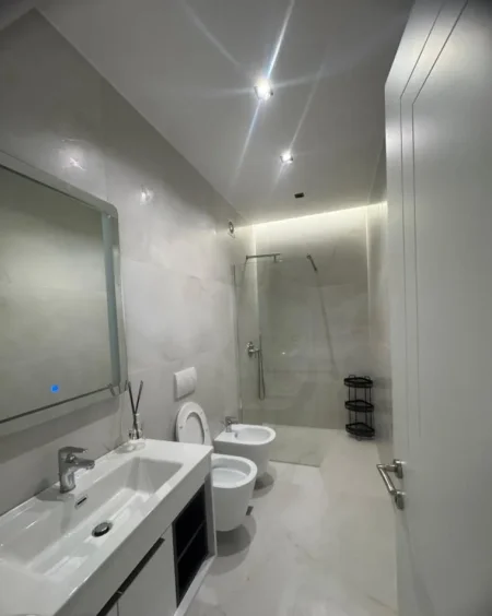 Tirane, jepet me qera apartament 3+1+Ballkon Kati 7, 106 m² 1.500 € (KOMPLEKSI DELIJORGJI)