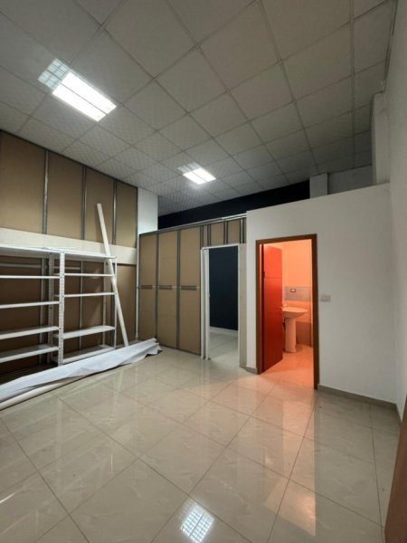 Tirane, jepet me qera ambjent biznesi Kati 0, 70 m² 450 € (Rruga Vaçe Zela (mbrapa GLOB-it))