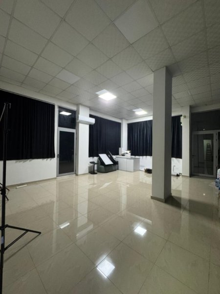 Tirane, jepet me qera ambjent biznesi Kati 0, 70 m² 450 € (Rruga Vaçe Zela (mbrapa GLOB-it))
