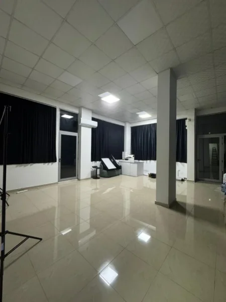 Tirane, jepet me qera ambjent biznesi Kati 0, 70 m² 450 € (Rruga Vaçe Zela (mbrapa GLOB-it))