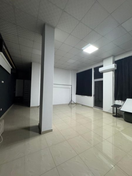 Tirane, jepet me qera ambjent biznesi Kati 0, 70 m² 450 € (Rruga Vaçe Zela (mbrapa GLOB-it))