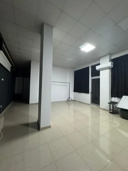 Tirane, jepet me qera ambjent biznesi Kati 0, 70 m² 450 € (Rruga Vaçe Zela (mbrapa GLOB-it))