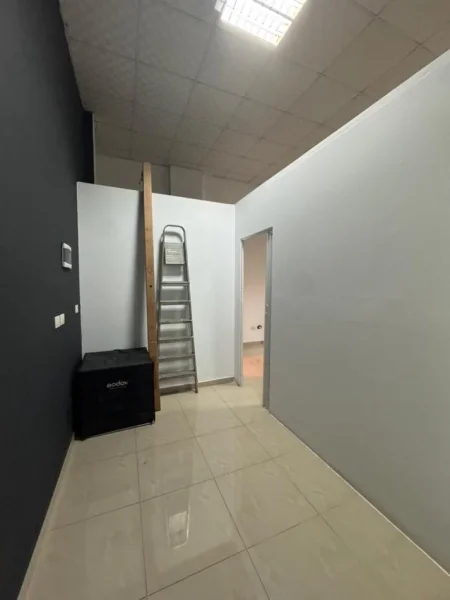 Tirane, jepet me qera ambjent biznesi Kati 0, 70 m² 450 € (Rruga Vaçe Zela (mbrapa GLOB-it))