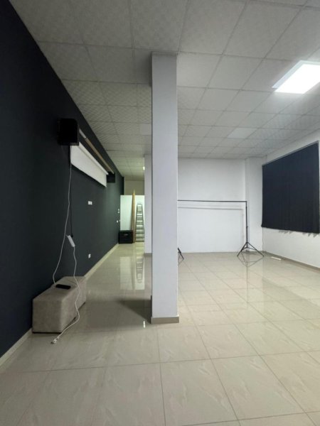 Tirane, jepet me qera ambjent biznesi Kati 0, 70 m² 450 € (Rruga Vaçe Zela (mbrapa GLOB-it))
