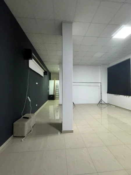 Tirane, jepet me qera ambjent biznesi Kati 0, 70 m² 450 € (Rruga Vaçe Zela (mbrapa GLOB-it))