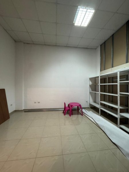 Tirane, jepet me qera ambjent biznesi Kati 0, 70 m² 450 € (Rruga Vaçe Zela (mbrapa GLOB-it))