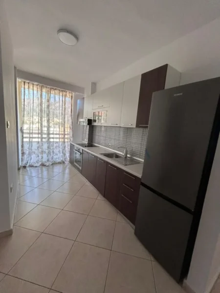 Tirane, jepet me qera apartament 2+1+Ballkon Kati 6, 106 m² 550 € (qsut)