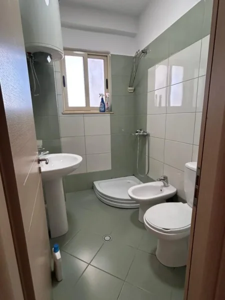 Tirane, jepet me qera apartament 2+1+Ballkon Kati 6, 106 m² 550 € (qsut)
