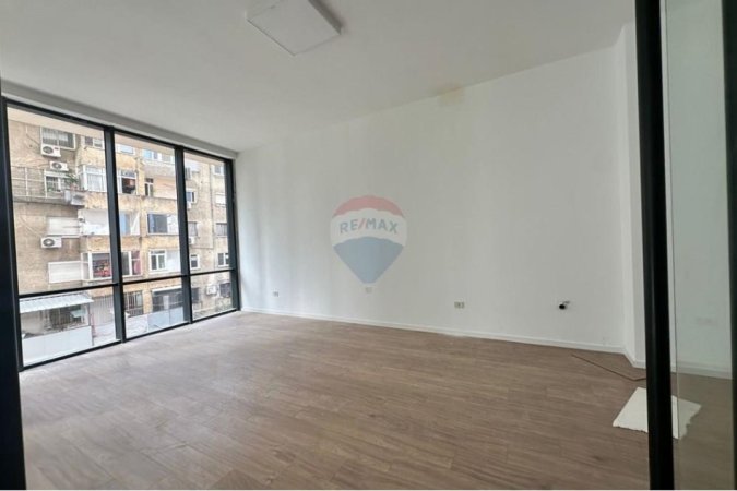 Tirane, jepet me qera dyqan , 30 m² 800 € (Rruga Mine Peza)