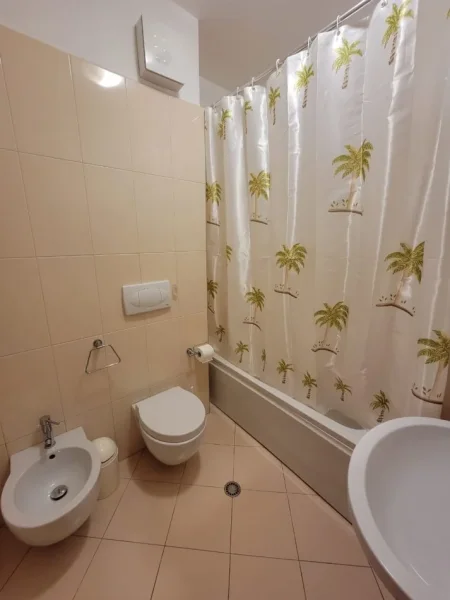 Tirane, jepet me qera 2+1 , 130 m² 900 € (KOMUNA E PARISIT)