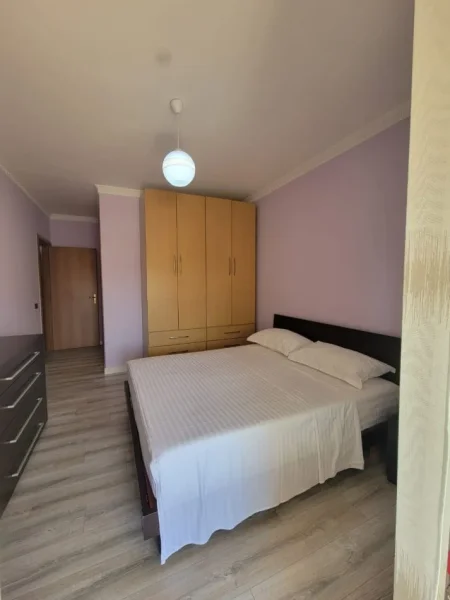 Tirane, jepet me qera 2+1 , 130 m² 900 € (KOMUNA E PARISIT)