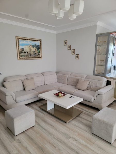 Tirane, jepet me qera 2+1 , 130 m² 900 € (KOMUNA E PARISIT)