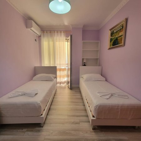 Tirane, jepet me qera 2+1 , 130 m² 900 € (KOMUNA E PARISIT)