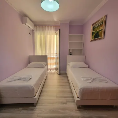 Tirane, jepet me qera 2+1 , 130 m² 900 € (KOMUNA E PARISIT)