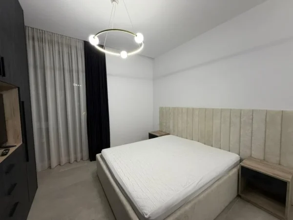 Tirane, jepet me qera apartament 2+1 Kati 4, 115 m² 1.300 € (Tek Montesori School.)