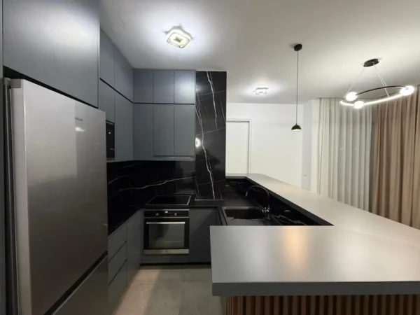 Tirane, jepet me qera apartament 2+1 Kati 4, 115 m² 1.300 € (Tek Montesori School.)