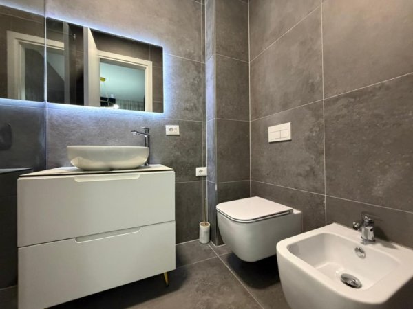 Tirane, jepet me qera apartament 2+1 Kati 4, 115 m² 1.300 € (Tek Montesori School.)