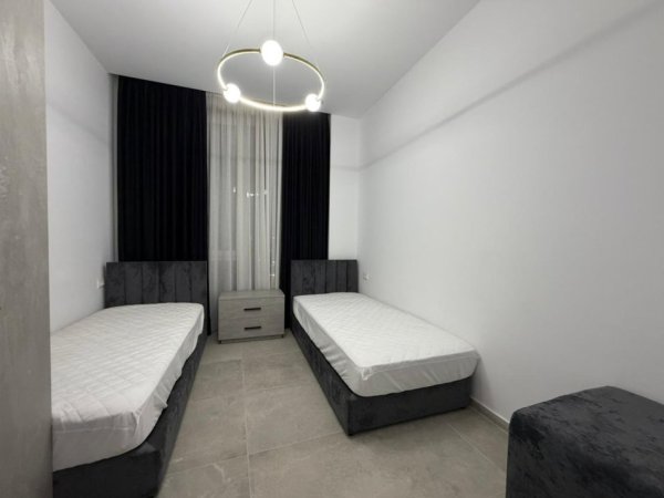 Tirane, jepet me qera apartament 2+1 Kati 4, 115 m² 1.300 € (Tek Montesori School.)