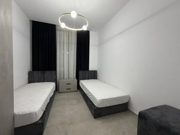 Tirane, jepet me qera apartament 2+1 Kati 4, 115 m² 1.300 € (Tek Montesori School.)