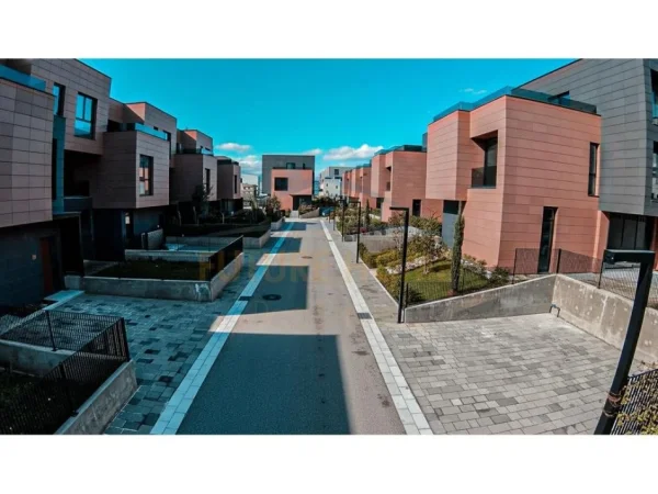 Tirane, jepet me qera Vile 2 Katshe , 359 m² 5.000 € (Luminor Rezidence , TEG)