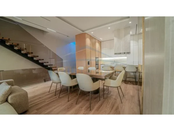 Tirane, jepet me qera Vile 2 Katshe , 359 m² 5.000 € (Luminor Rezidence , TEG)