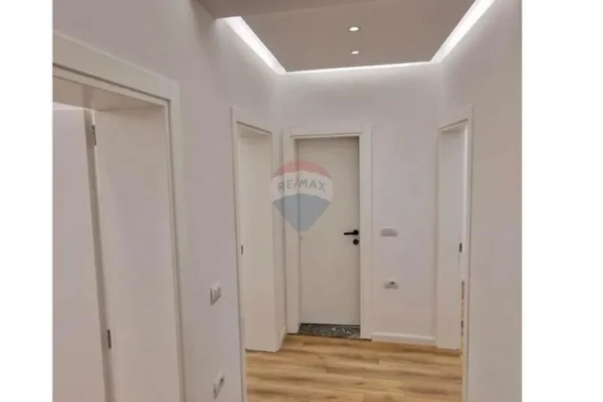 Tirane, jepet me qera zyre , 104 m² 900 € (Mine Peza)