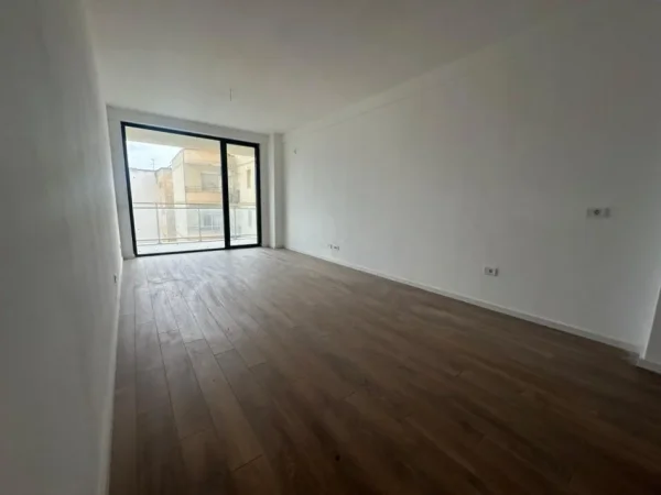 Tirane, jepet me qera zyre Kati 2, 116 m² 800 € (Mine Peza)