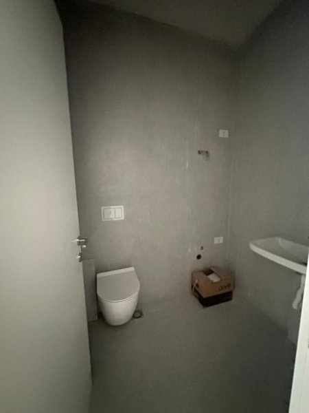 Tirane, jepet me qera zyre Kati 2, 116 m² 800 € (Mine Peza)